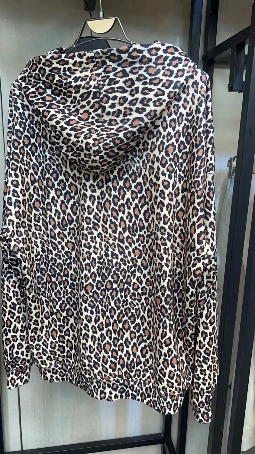 Ein übergroßer American-Vintage-Hoodie mit Leopardenmuster mit weichem, fließendem Stoff und langen Ärmeln.