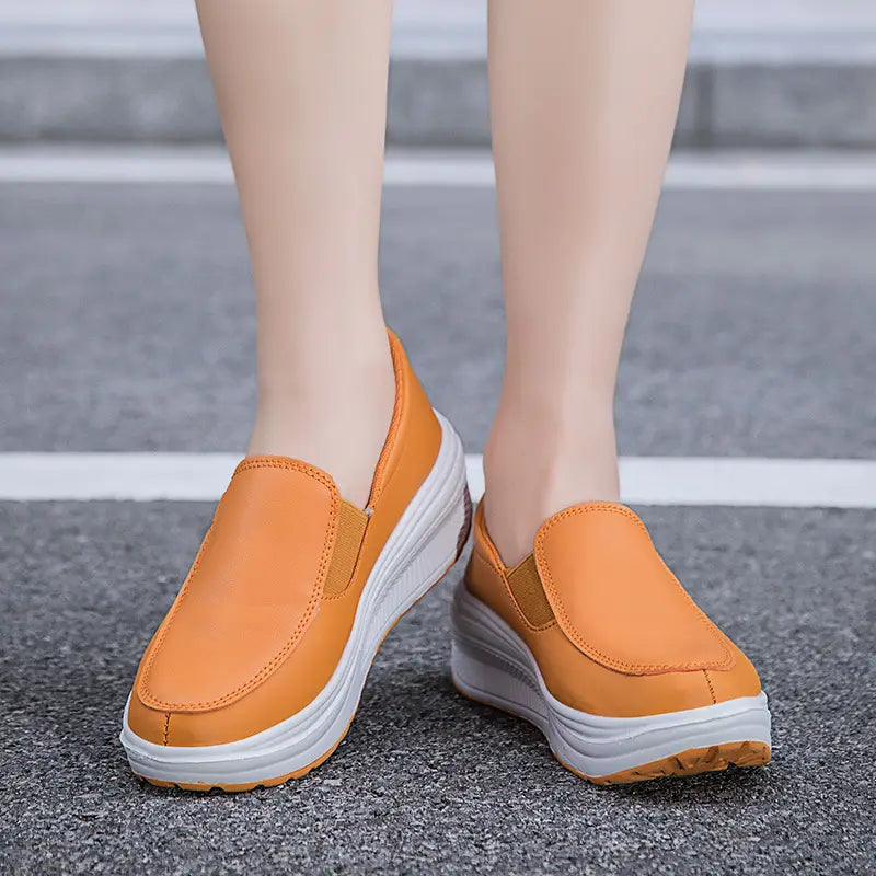 Chaussures en cuir à talon compensé en forme de coin orange, modèle slip-on, avec une semelle en caoutchouc épaisse blanche et beige