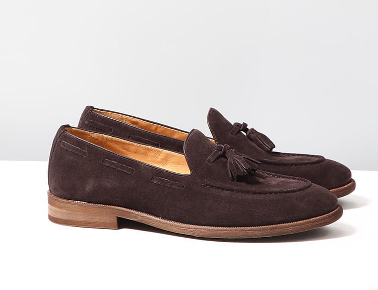 Mocassins à pampilles en daim beige, en daim marron, avec des détails de pampilles et une doublure en cuir beige, présentant une semelle en caoutchouc cousue.