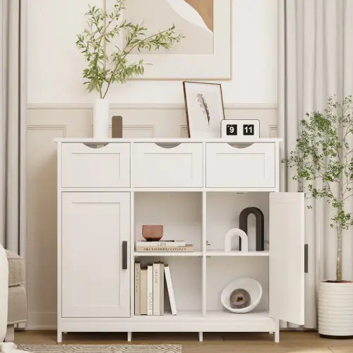 Armario de almacenamiento minimalista de madera blanca con tres cajones elegantes y estantes abiertos ajustables para un uso organizado en el hogar o la oficina.