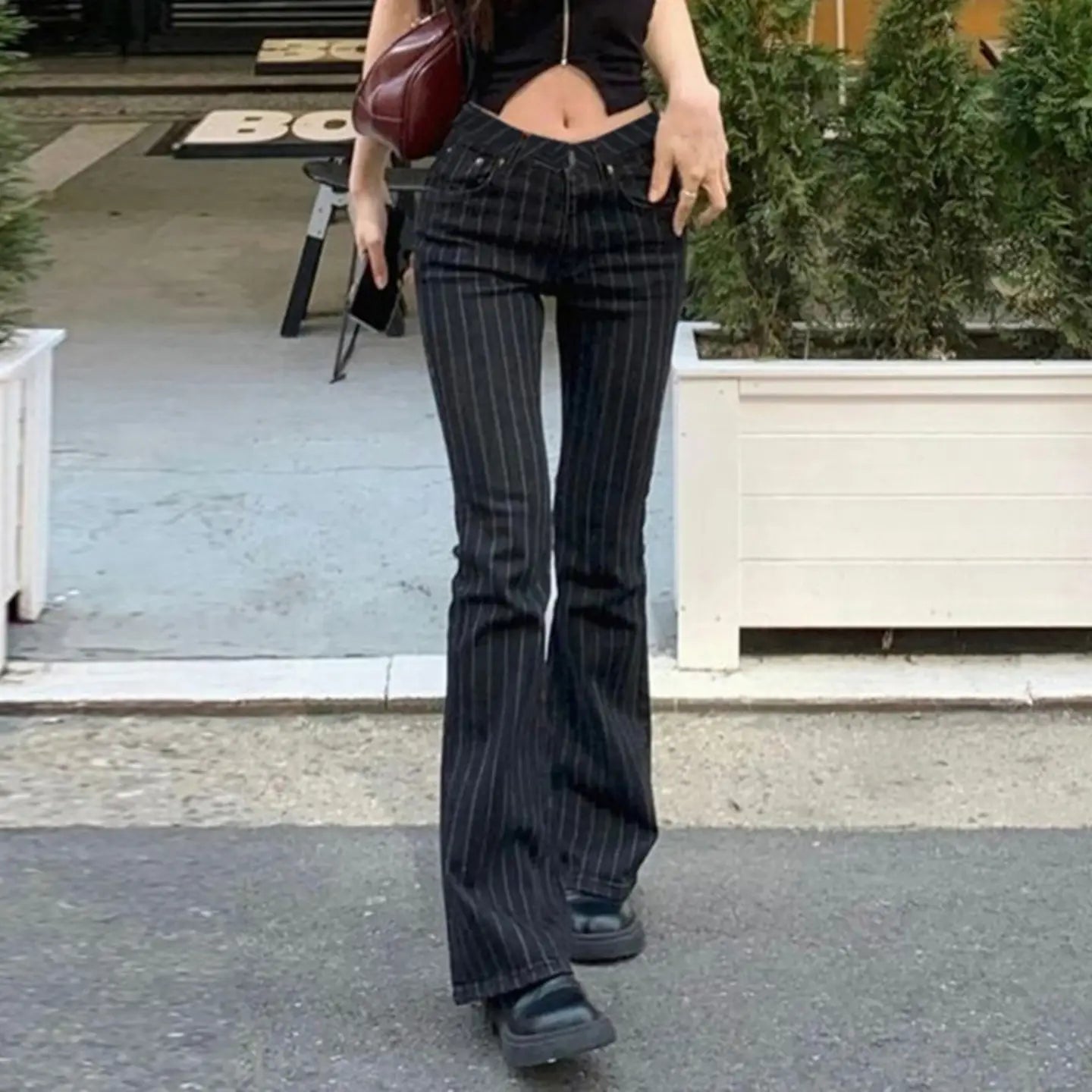 Schwarze Pinstripe-Schlagjeans mit hohem Bund und dezenten vertikalen Streifen aus Denim.