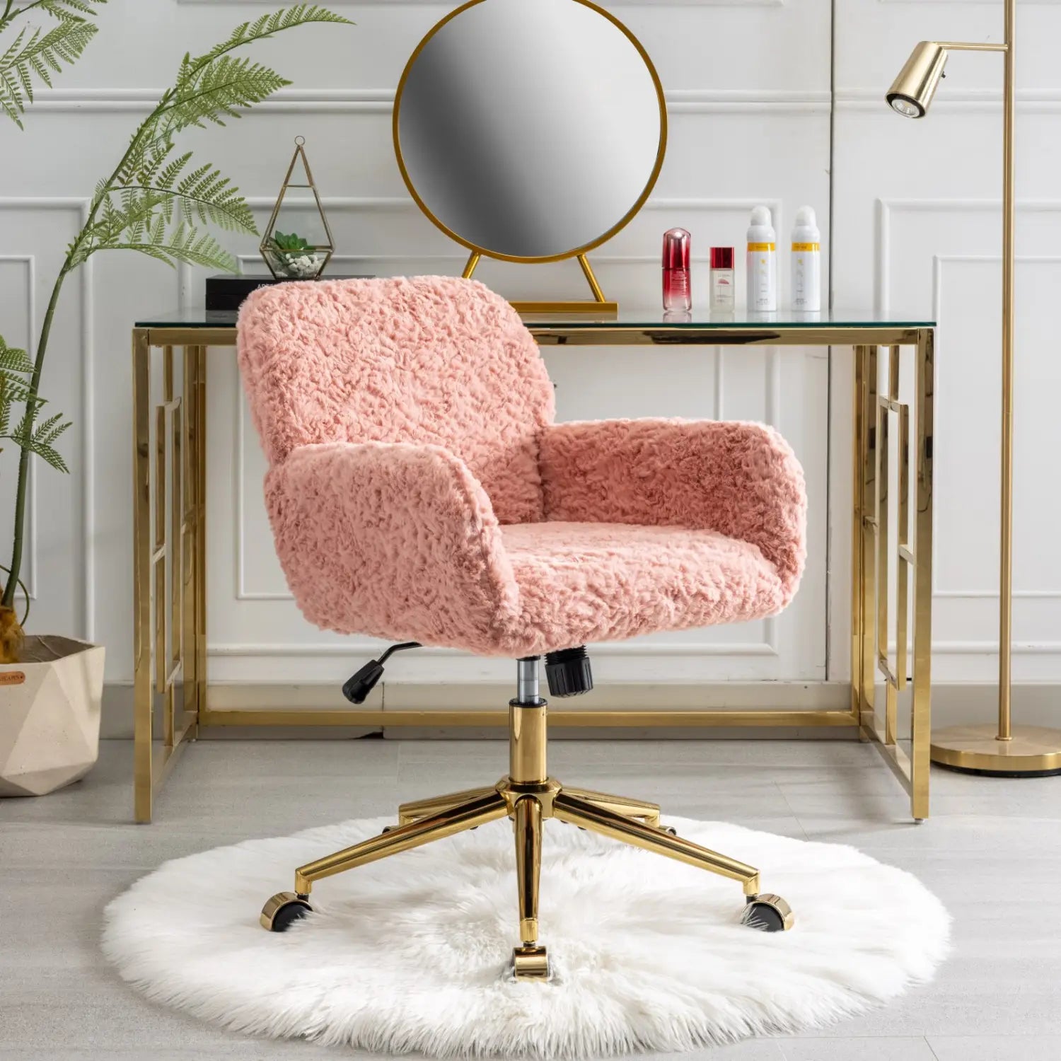 Chaise de bureau en fausse fourrure rose, avec piétement en métal doré et roulettes, offrant un rembourrage duveteux pour une assise confortable.