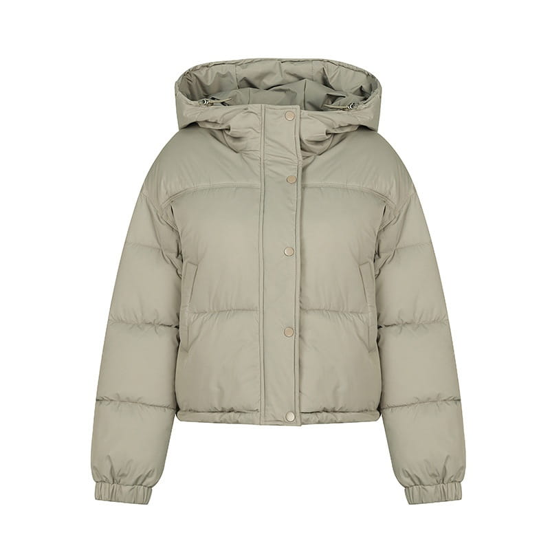 Eine leichte Kapuzen-Pufferjacke aus Baumwolle in elegantem Olivgrün mit Kapuze und Knopfschließung