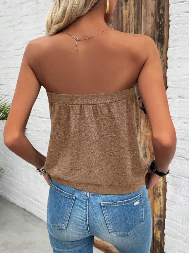 Haut tricot sans bretelles taupe métallisé, avec ceinture froncée et coupe sans manches, adapté à un usage décontracté.