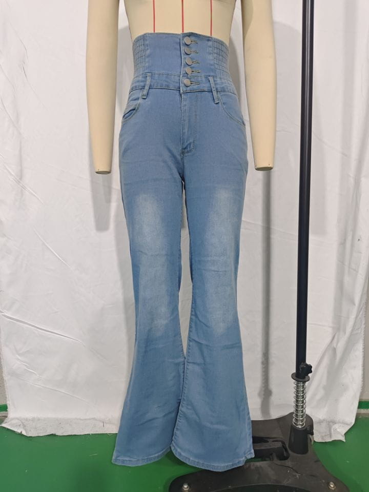 Jeans en denim bleu clair à taille haute évasée avec un devant boutonné et un léger délavage subtil.