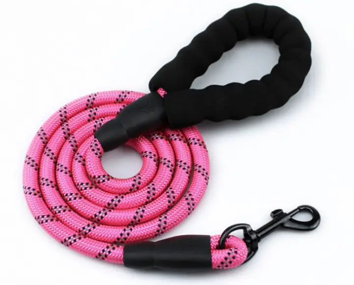 correa para perro reflectante que presenta una cuerda rosa con mango ergonómico acolchado de espuma negra y broche metálico para paseos seguros de la mascota