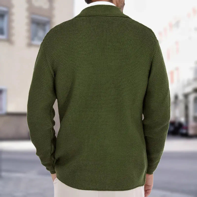 Chaqueta tipo cárdigan de punto de doble botonadura para hombre en verde oliva, con tejido de punto claramente texturizado.