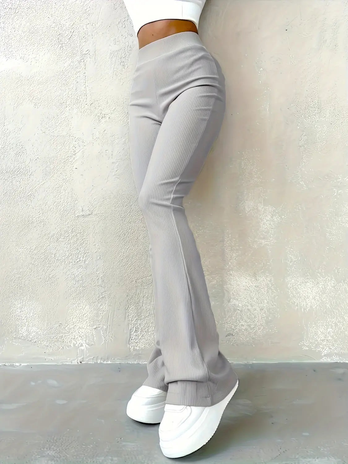 Graue hoch geschnittene Ripp-Flared-Leggings mit der Vorderansicht und ausgestelltem Bein-Design.