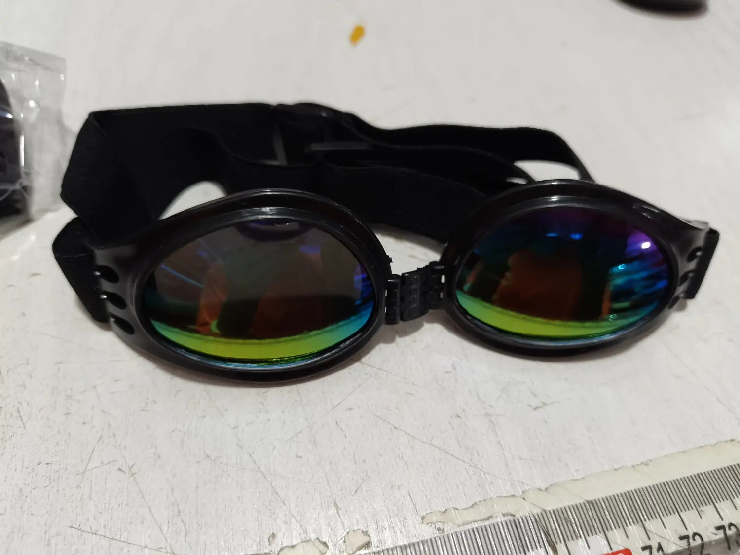 Gafas para perros medianas plegables negras con protección UV, con lentes reflectantes iridiscentes que brillan en tonos arcoíris