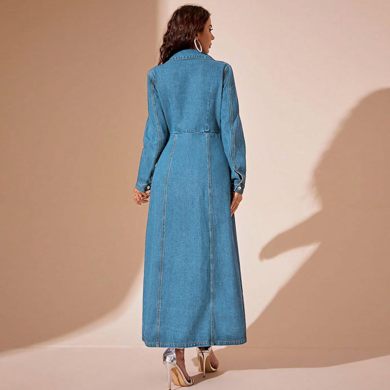 Ein langärmeliges Maxi-Cardigan-Kleid aus Denim mit Knopfleiste vorne aus mittelgewaschenem blauem Denim, mit klassischem Kragen und geknöpften Bündchen.