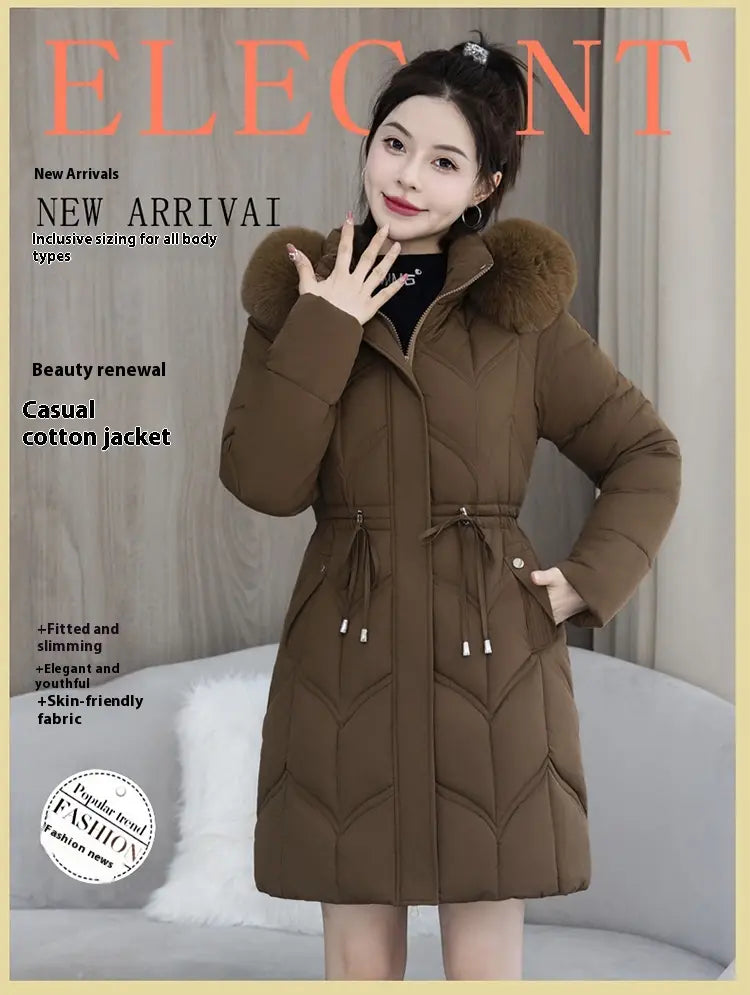Eine stilvolle braune gesteppten Winterjacke aus Baumwolle mit Pelzkragen-Kapuze und Tunnelzug in der Taille.