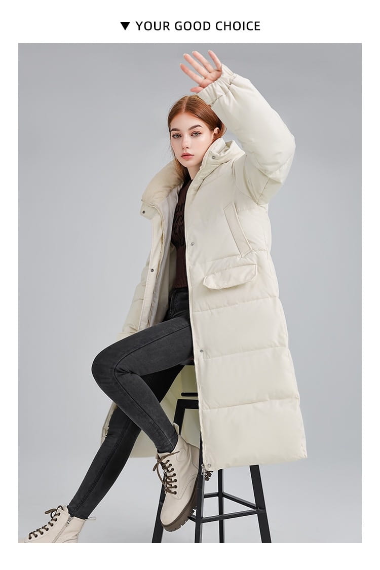 Manteau long matelassé à capuche pour femmes de couleur crème, en doudoune matelassée, avec une capuche doublée de fourrure et des poches avant.