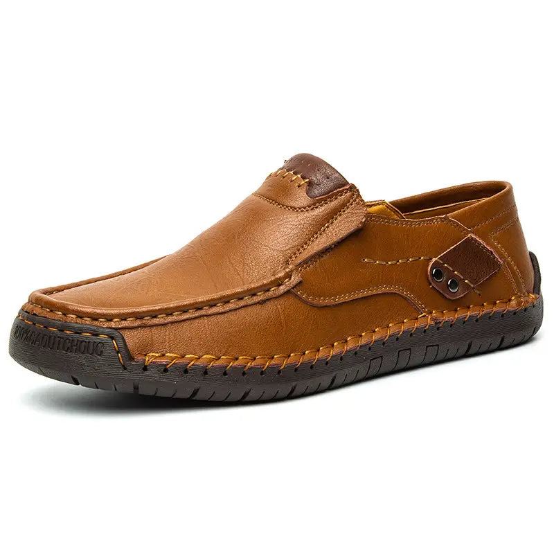 Mocassin décontracté en cuir pour homme, pour sorties en plein air, en cuir camel avec des accents marron et des coutures visibles.