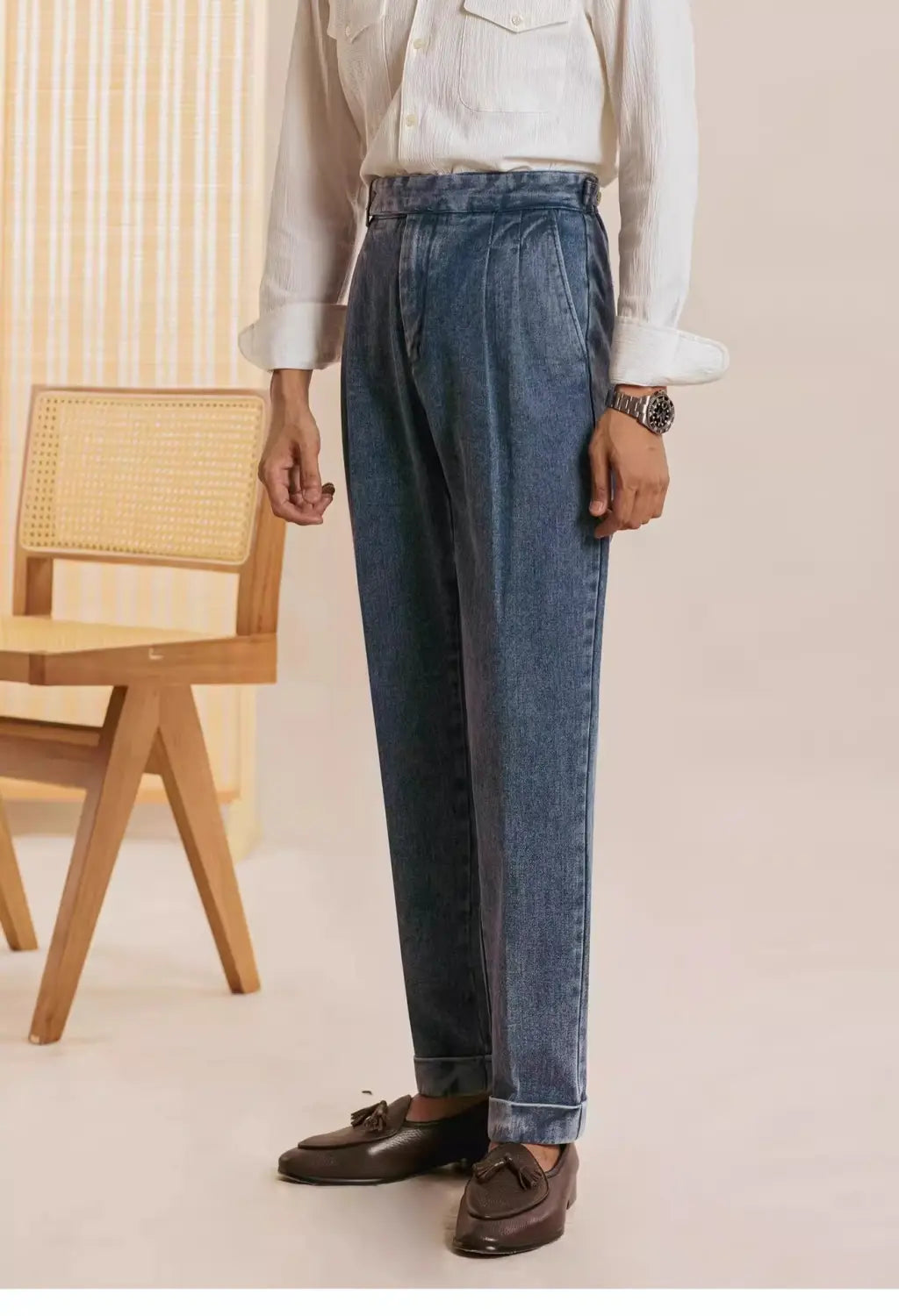 Pantalon en denim bleu pour hommes à taille haute, plissé, à coupe décontractée, avec revers retroussés et une coupe décontractée.