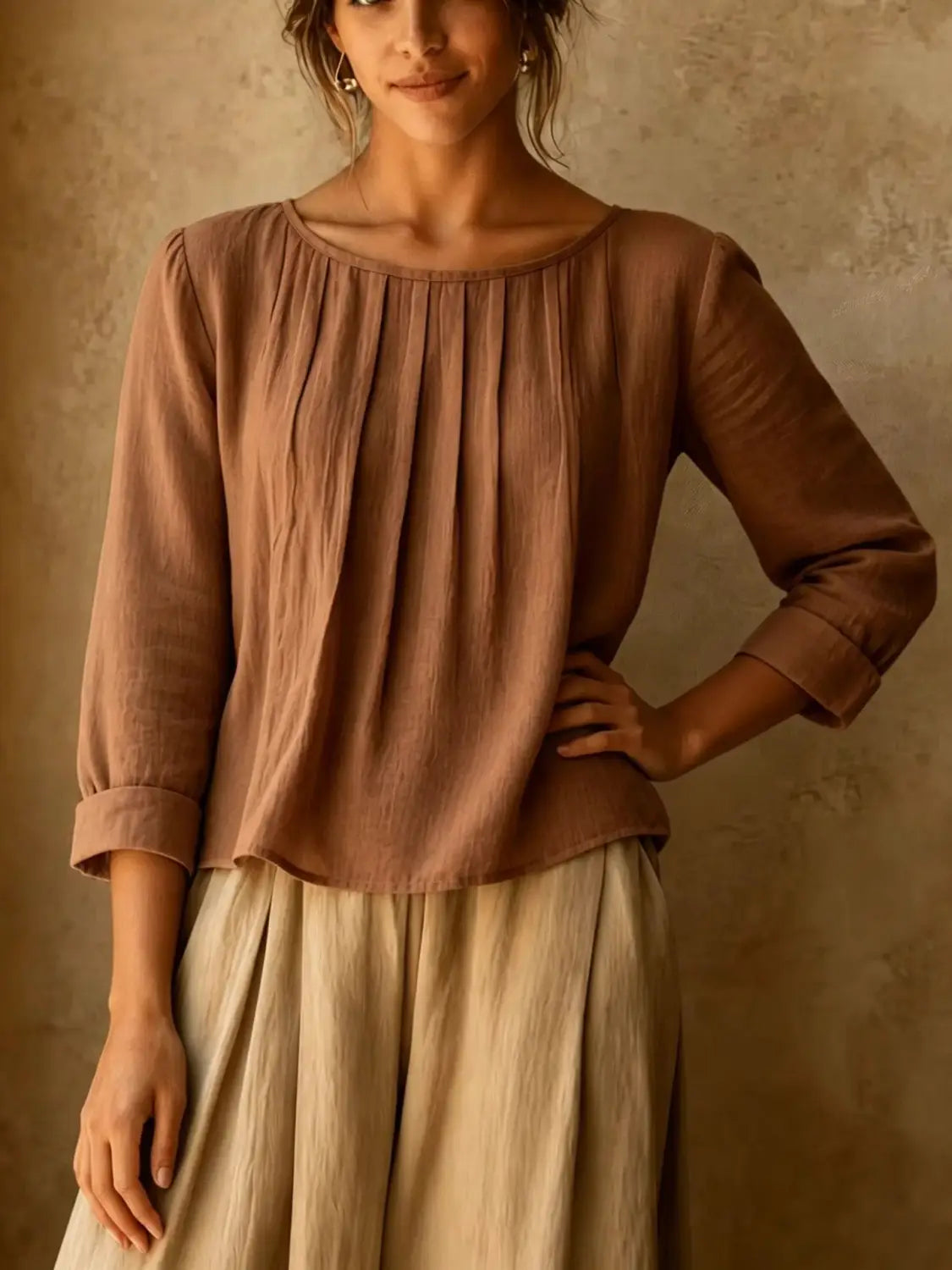 Une blouse ample en lin et coton pour femmes, couleur brun terreux, avec encolure froncée et manches à la longueur trois-quarts.