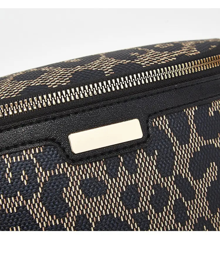 Gürteltasche mit Leopardenmuster und Kettenträger für Damen mit einer schwarzen und goldfarben gemusterten Gürteltasche, einem metallischen Reißverschluss und einer rechteckigen Plakette.