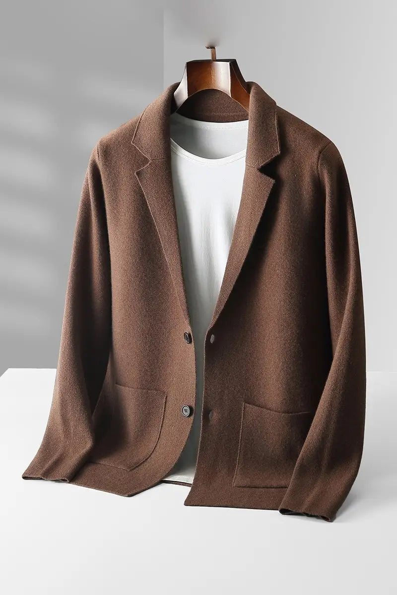 braunes strukturiertes Wollblazer mit Revers mit Kerbe und zwei vorderen Taschen, das die Kollektion der Herren V-Ausschnitt-Strickjacke aus olivgrünem Cardigan-Blazer ergänzt
