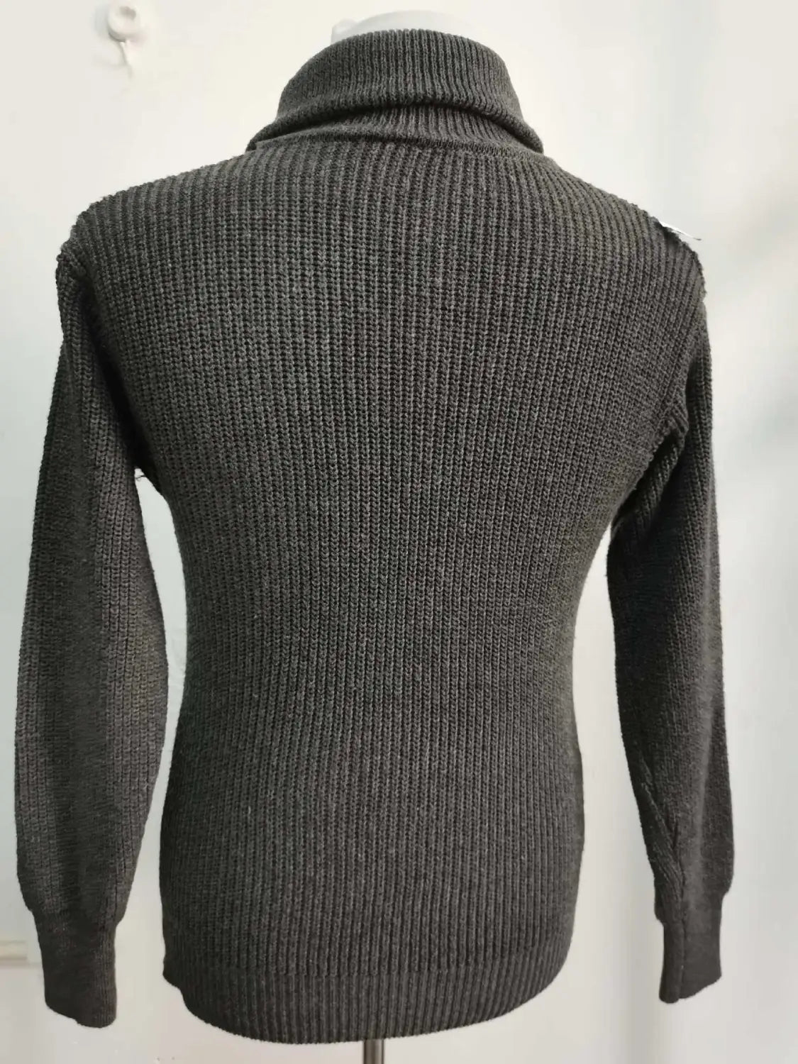 Dunkelgrauer Herren-Halbrollkragenrippstrickpullover aus Rippstrick auf einem Schaufensterkopffigur präsentiert.