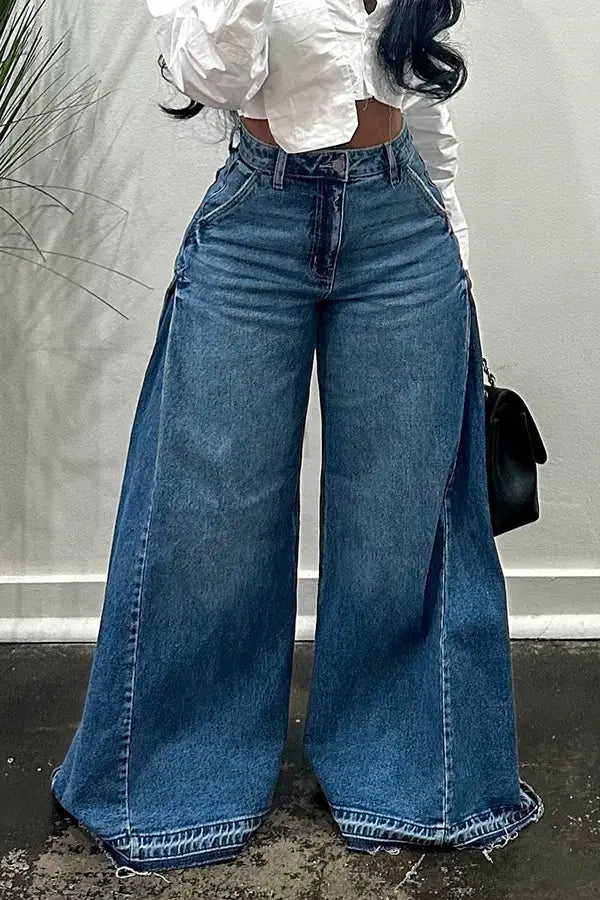 Jeans en denim à taille haute, jambe large, délavage bleu moyen, avec ourlets à franges et couture classique.