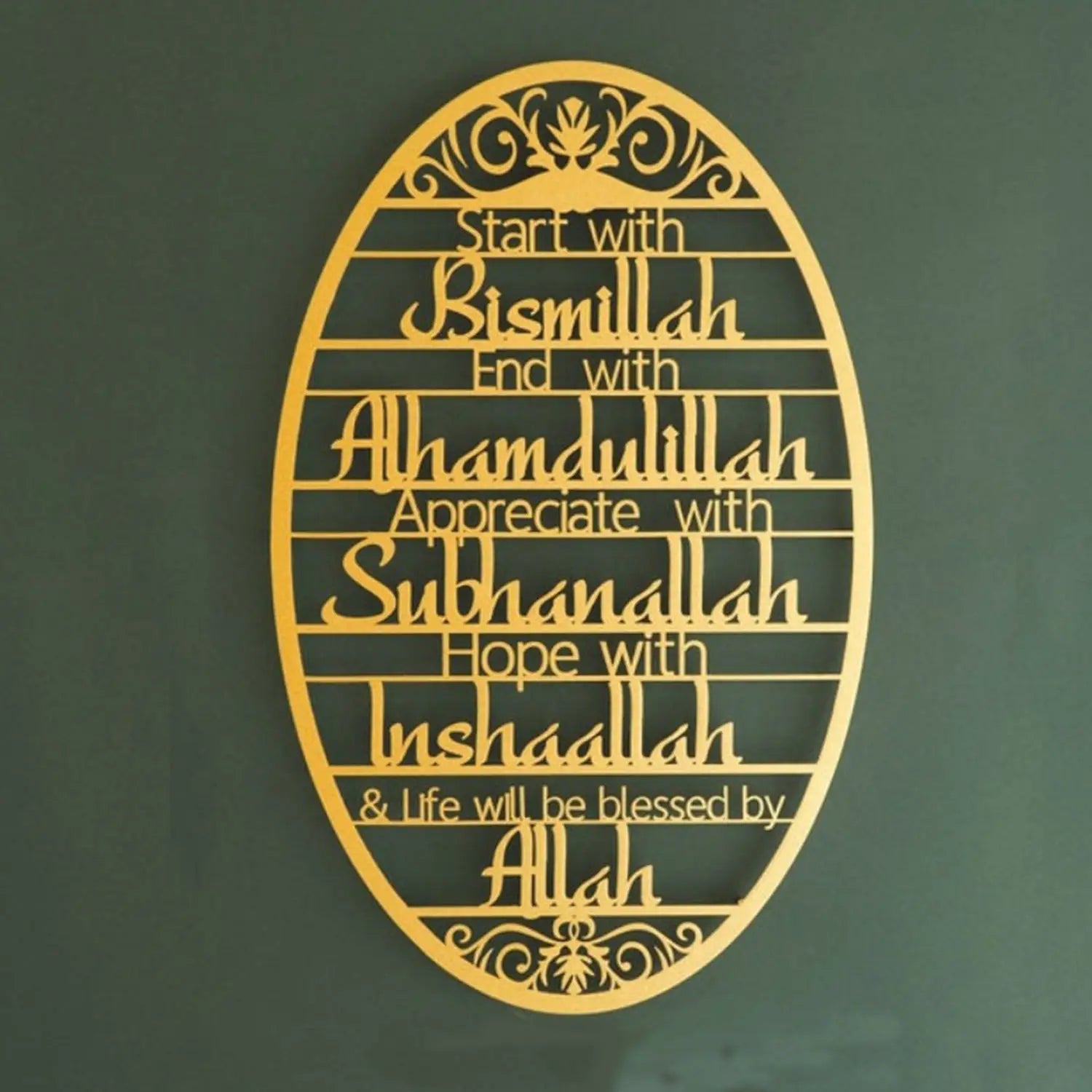 Goldene ovale Wandkunst aus Metall mit aufwendigen Ausstanzungen und eingeprägten islamischen Formulierungen, die als Bismillah-Schlüsselhalter-Haken dient.