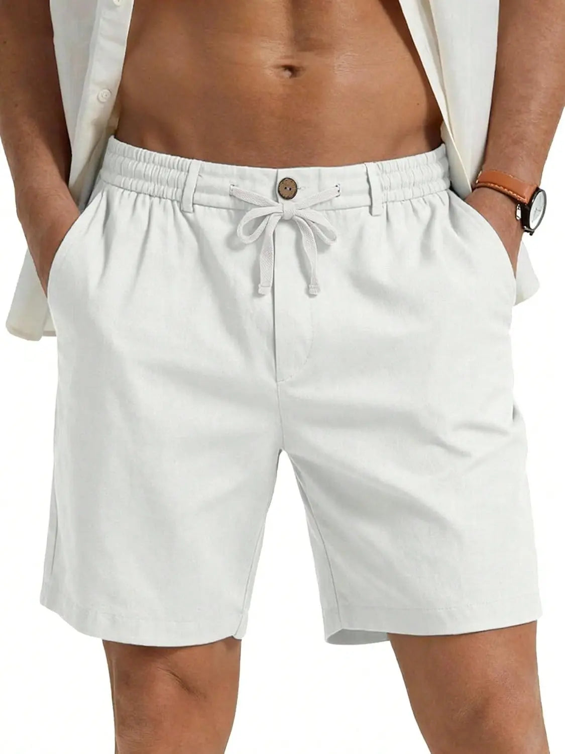 Weiße Baumwoll-Sport-Shorts mit Kordelzug mit elastischem Bund und vorderer Kordelbindung.