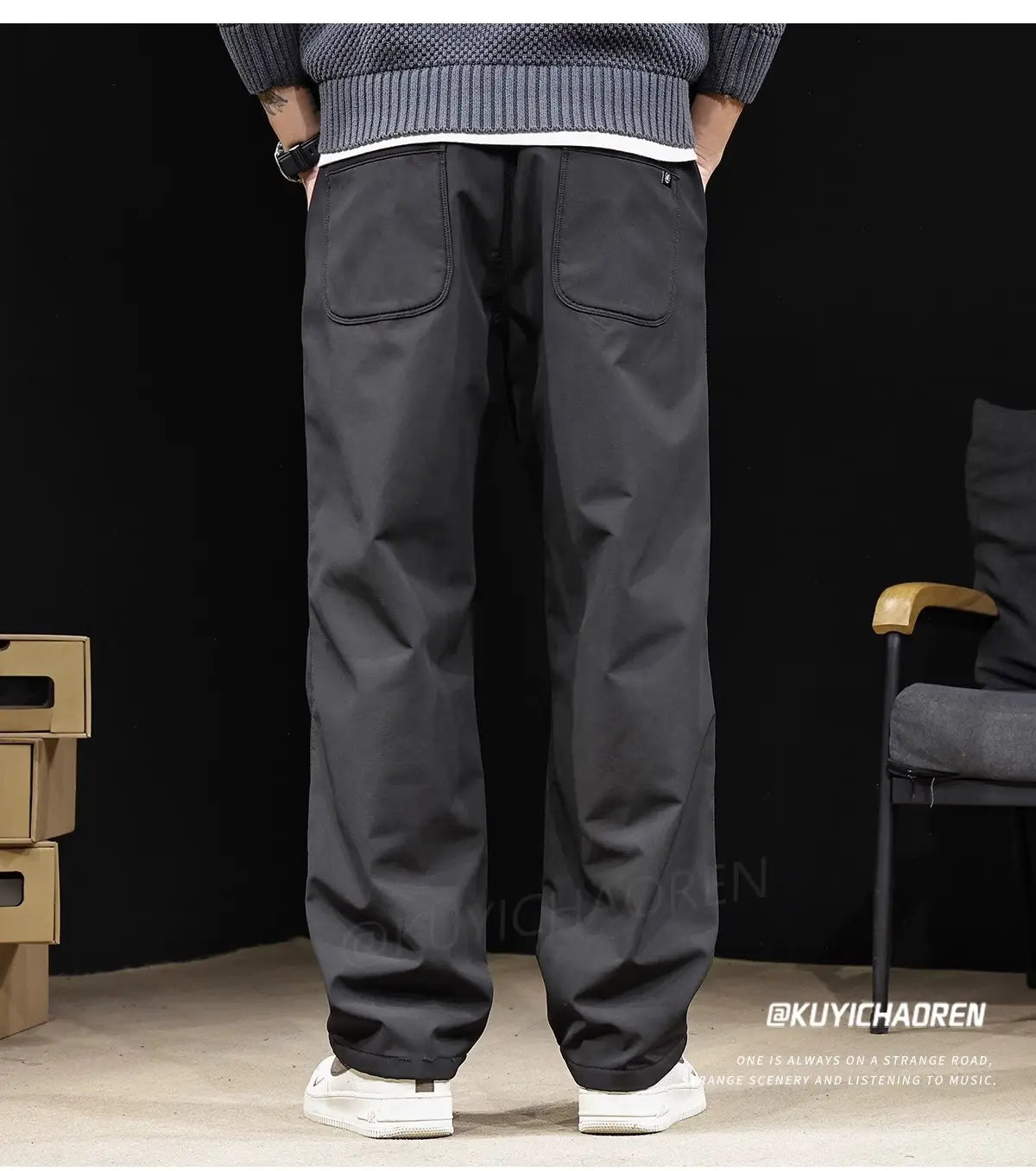 Herren-Cargohose im japanischen Retro-Stil mit weitem Bein in Schwarz mit entspannter Passform, zwei Vordertaschen und dezenten Nahtdetails.