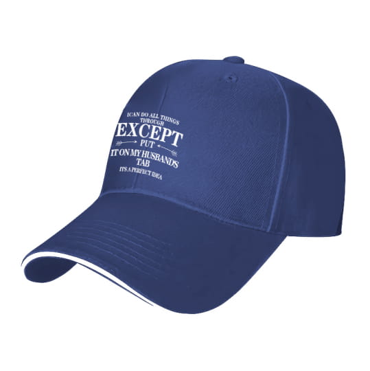 Casquette de baseball bleu marine avec slogan brodé blanc et revers contrastant blanc, conçue comme un chapeau de soleil pour femmes.