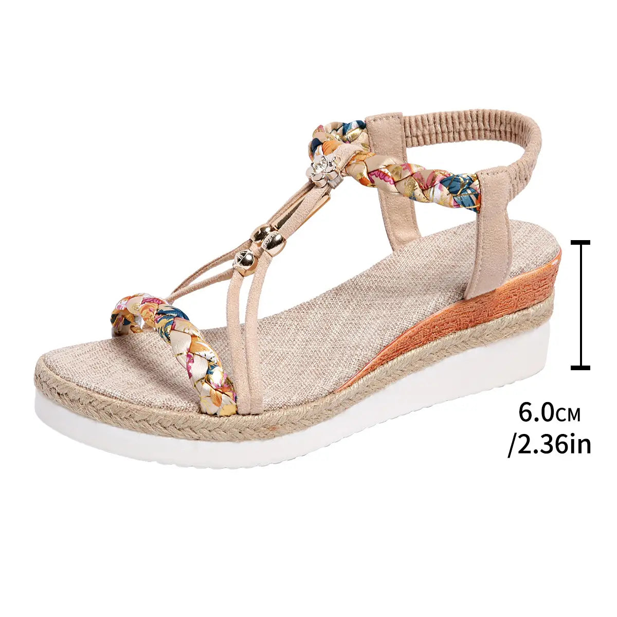 Sandalia tipo cuña beige para mujer con bailarinas tipo espadrille tejidas de paja con tiras trenzadas florales y acentos de cuentas metálicas.