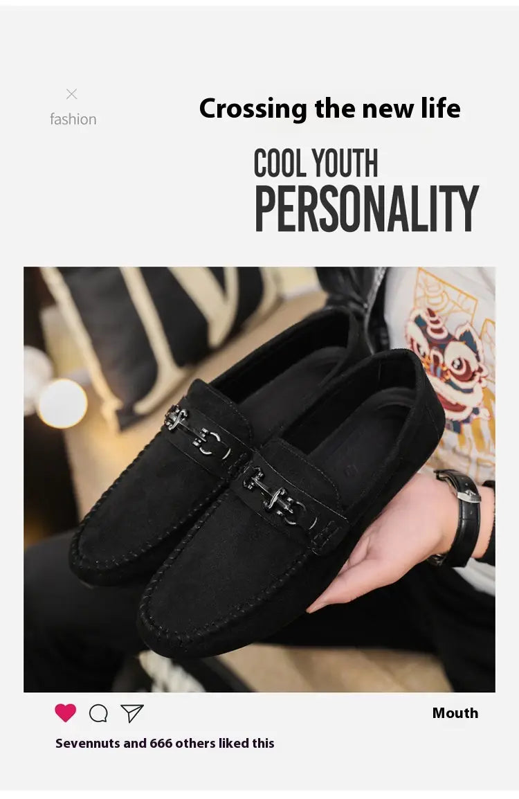 Mocassins à enfiler en daim marron pour homme avec mors de cheval, comportant un matériau en daim noir avec un détail de chaîne métallique élégante sur l’avant