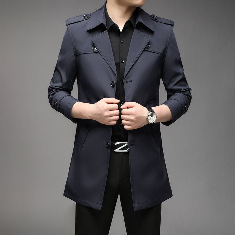 Trench-coat d’affaires homme slim en bleu marine foncé, avec des épaules structurées et des boutons noirs, fabriqué dans un tissu de haute qualité pour un rendu professionnel.