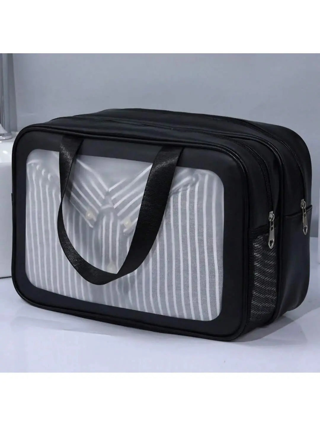 Schwarze Reisekosmetiktasche mit transparentem Frontpanel mit weißen vertikalen Streifen und Griffen im Leder-Look; ausgelegt für Trennung von trocken und nass zur Wäscheorganisation.
