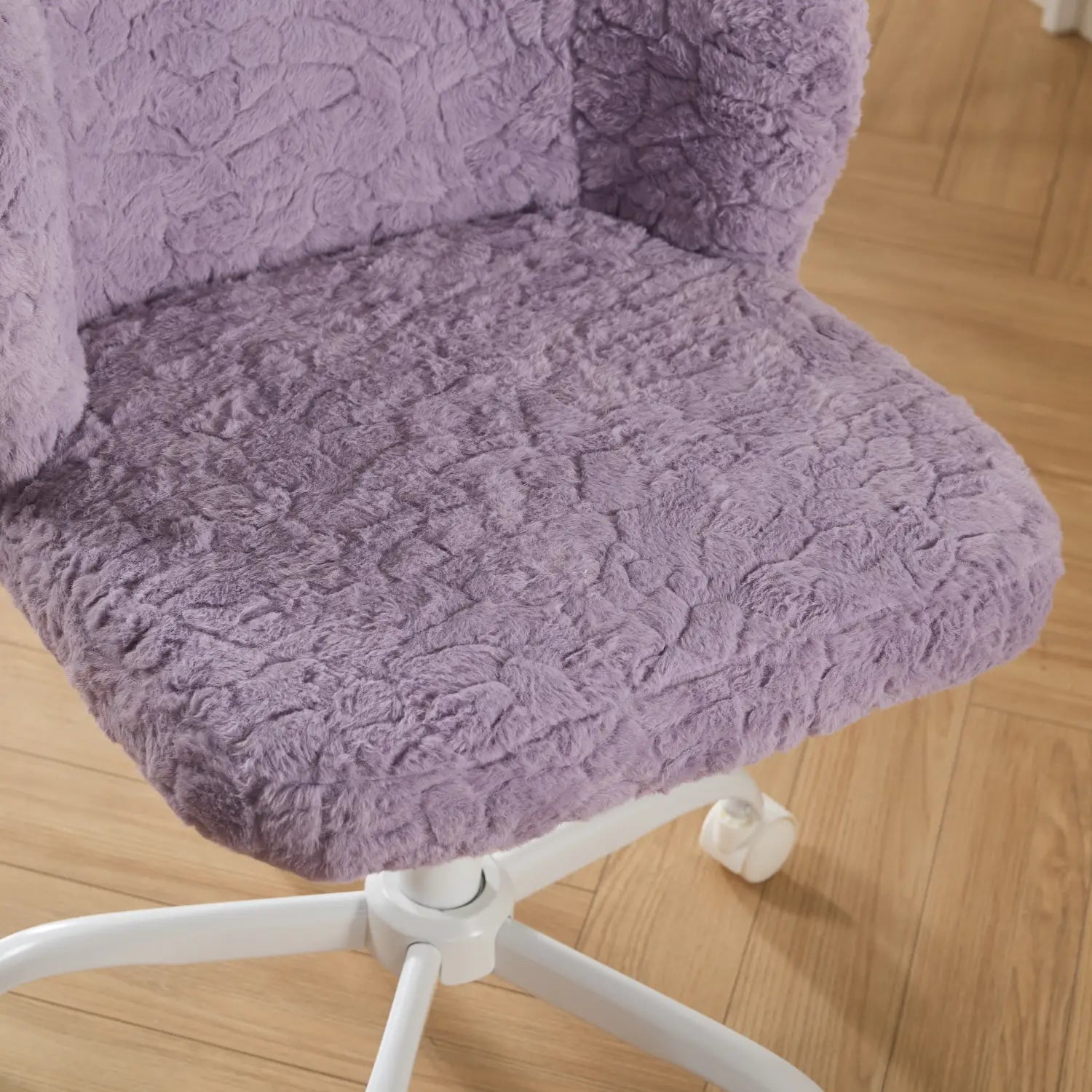 Fauteuil de bureau en fausse fourrure violette avec des roues colorées, présentant une housse de fauteuil violette duveteuse avec une surface pelucheuse texturée.