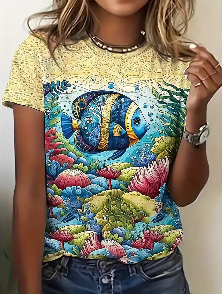 Ein lebhaftes Damen-Grafik-T-Shirt mit kurzem Ärmel im Retro-Casual-Stil, mit einer detaillierten Unterwasser-Szene, farbenfrohen tropischen Fischen und einem Korallenriff-Design in Blau, Grün, Pink und Gelb.