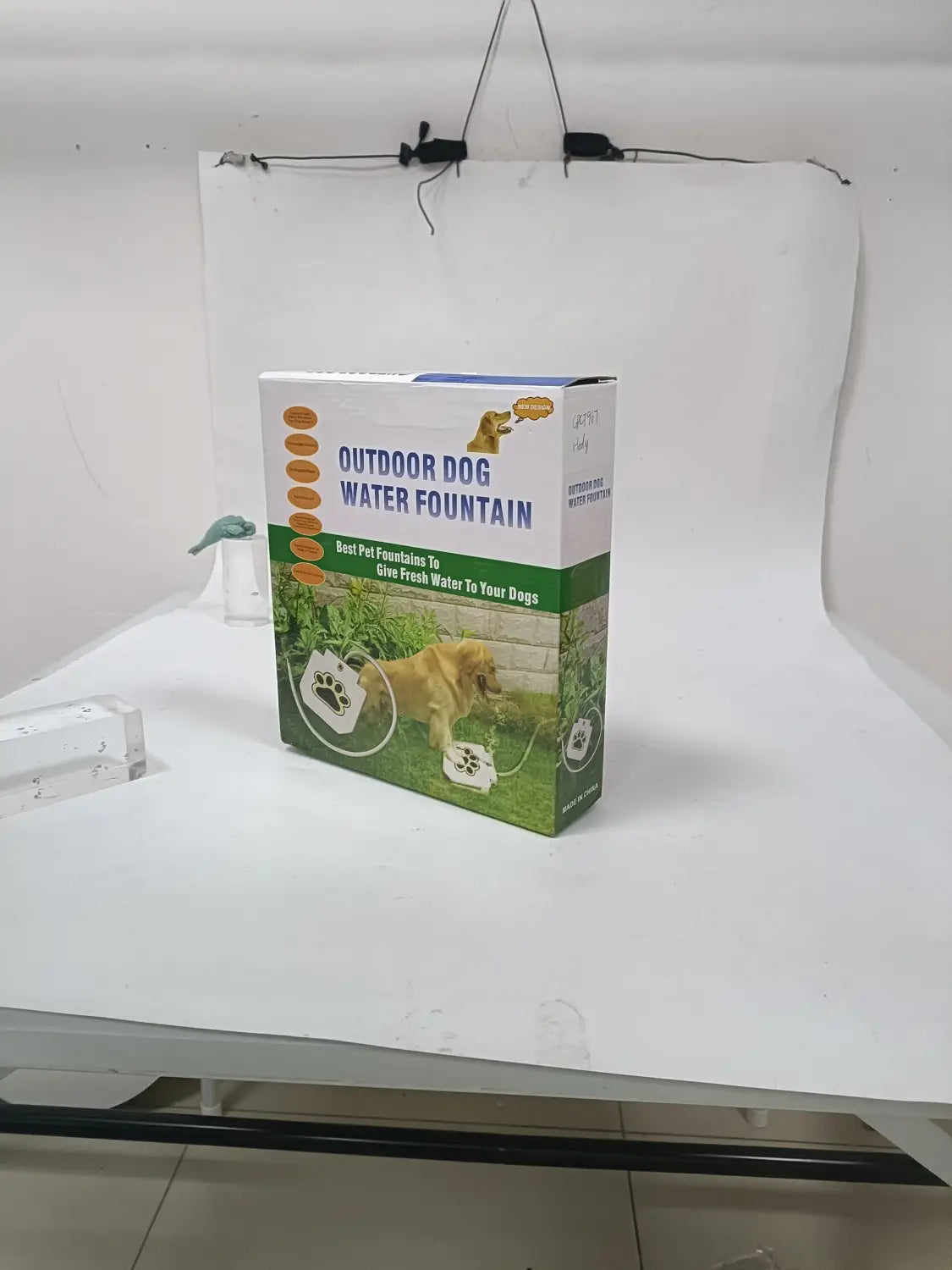 Emballage en carton blanc et vert pour une marche d’abreuvoir pour chien, conçu pour les vannes d’arrosage pour animaux d’extérieur, destiné à un usage en extérieur.