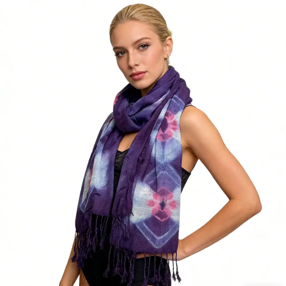 Un foulard en viscose bohème floral violet souple, avec un tie-dye et des bords frangés.