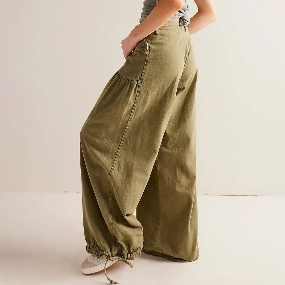 Jeans casual droits à taille mi-basse ample pour femmes en vert olive, présentant une silhouette ample et fluide à jambes larges, ainsi que des poignets élastiqués.