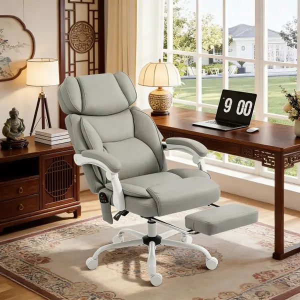 Grauer Leder‑Massage‑Bürostuhl mit Wärme und ausziehbarer Fußstütze, mit einem weißen Kunststoffrahmen und Rollen.