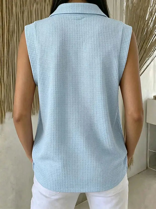 Camisa tipo polo sin mangas celeste claro de tejido waffle para mujer, con cuello y tejido de punto.