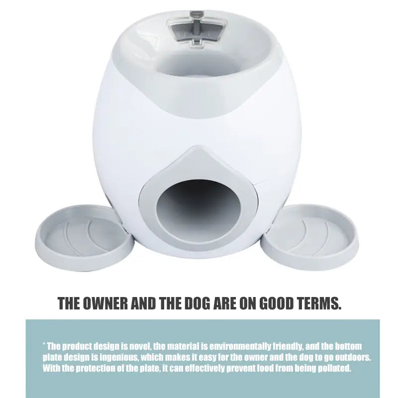 Lanceur d’aliments pour balle de tennis en forme d’œuf blanc et distributeur intelligent pour animaux de compagnie, avec mécanisme supérieur gris et deux plaques latérales amovibles.