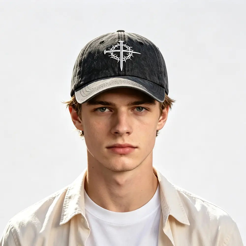 Casquette de baseball noir à effet vieilli présentant une croix blanche brodée et un motif de couronne d’épines, provenant de la collection Casquette de Baseball Foi Croisée Couronne d’Épines Vieillie.