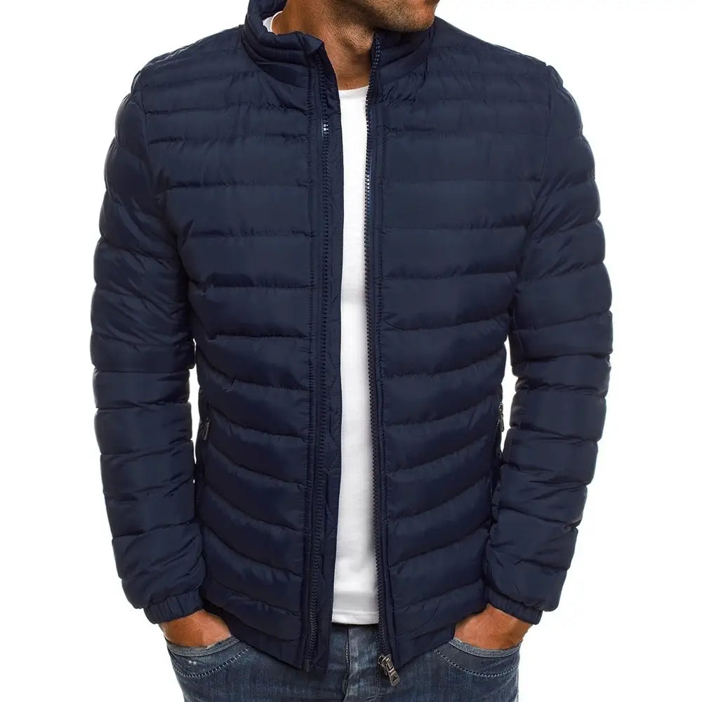 Doudoune matelassée bleue marine pour homme avec col montant et fermeture à glissière, conçue pour la chaleur et le style.