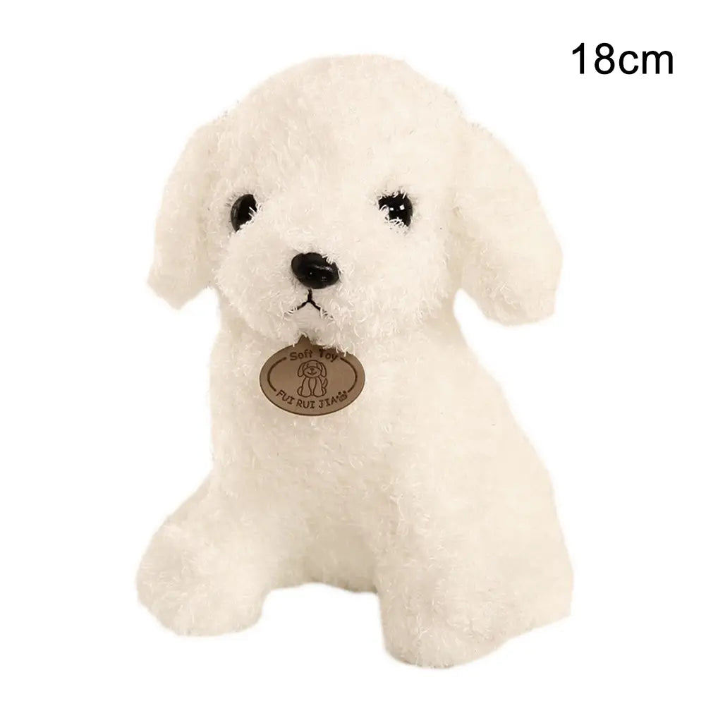 Un peluche blanco esponjoso con forma de perro oso de peluche caniche, con ojos de botón negros y nariz cosida, sentado en posición erguida.