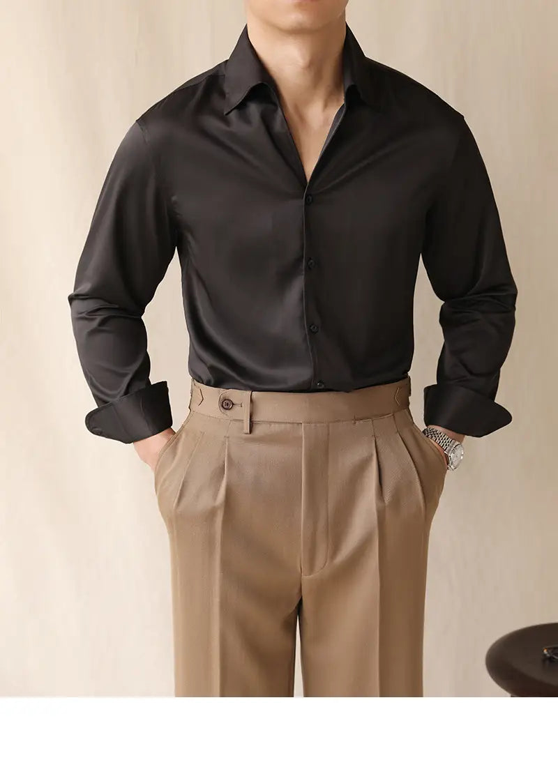 Herren-Oberteil mit Ein-Kragen aus Satin, langarm im Business-Stil, in Schwarz, mit umgeschlagenen Manschetten und Knopfleiste vorne.