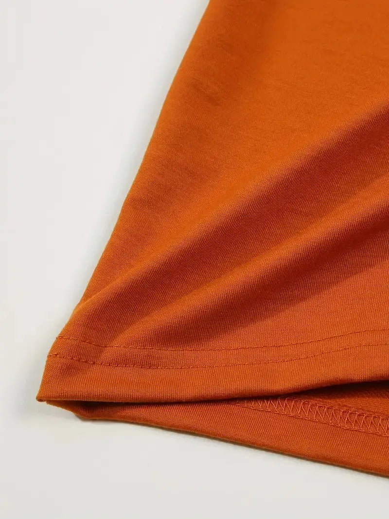 Detailaufnahme eines weichen orangefarbenen Baumwoll-Polohemds mit langen Ärmeln mit sorgfältig vernähtem Saum, entworfen für Casual-Sportbekleidung.