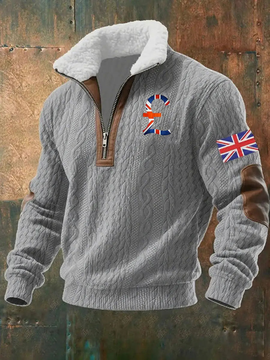 Suéter para hombre de media cremallera con cuello de borrego en punto trenzado gris, cuello de borrego blanco, cremallera de cuero marrón y detalles en los codos, con bordado de bandera británica en el pecho y la manga.