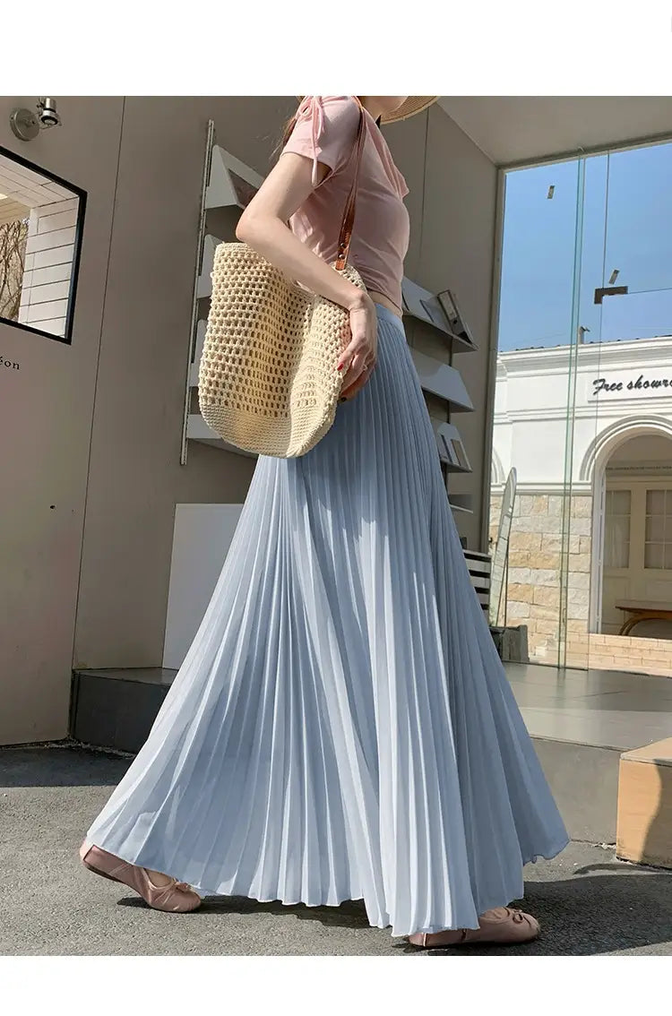 Ein fließender hellblauer plissierter Chiffon-Maxirock für Damen aus weichem, leichtem Stoff, der elegant fällt.