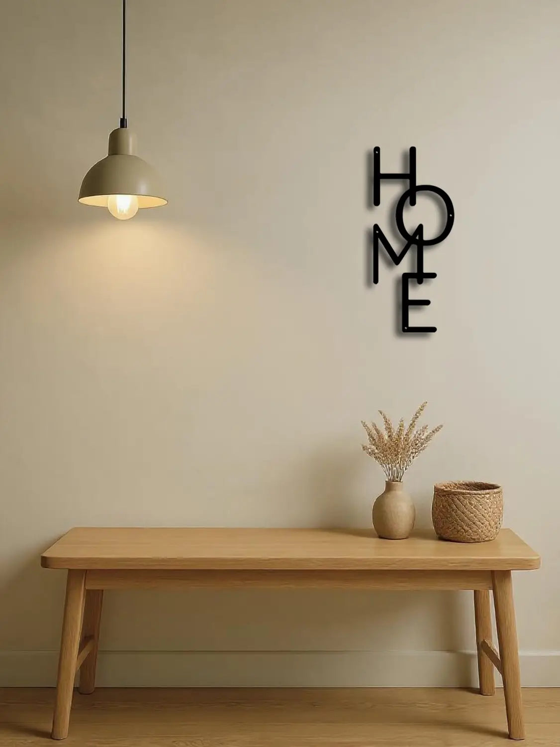 Schwarze Metall-Wanddekoration für zu Hause mit einem minimalistischen Cut-out-Buchstabendesign für moderne Inneneinrichtung.