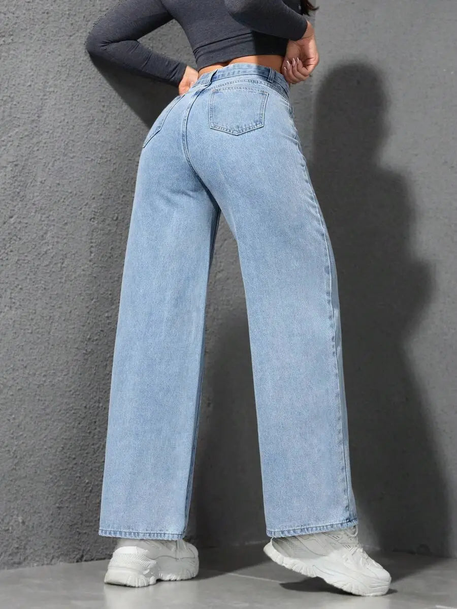 Jean à taille haute, jambe large et évasée, en denim à lavage clair, présentant un design classique à cinq poches et des détails cousus
