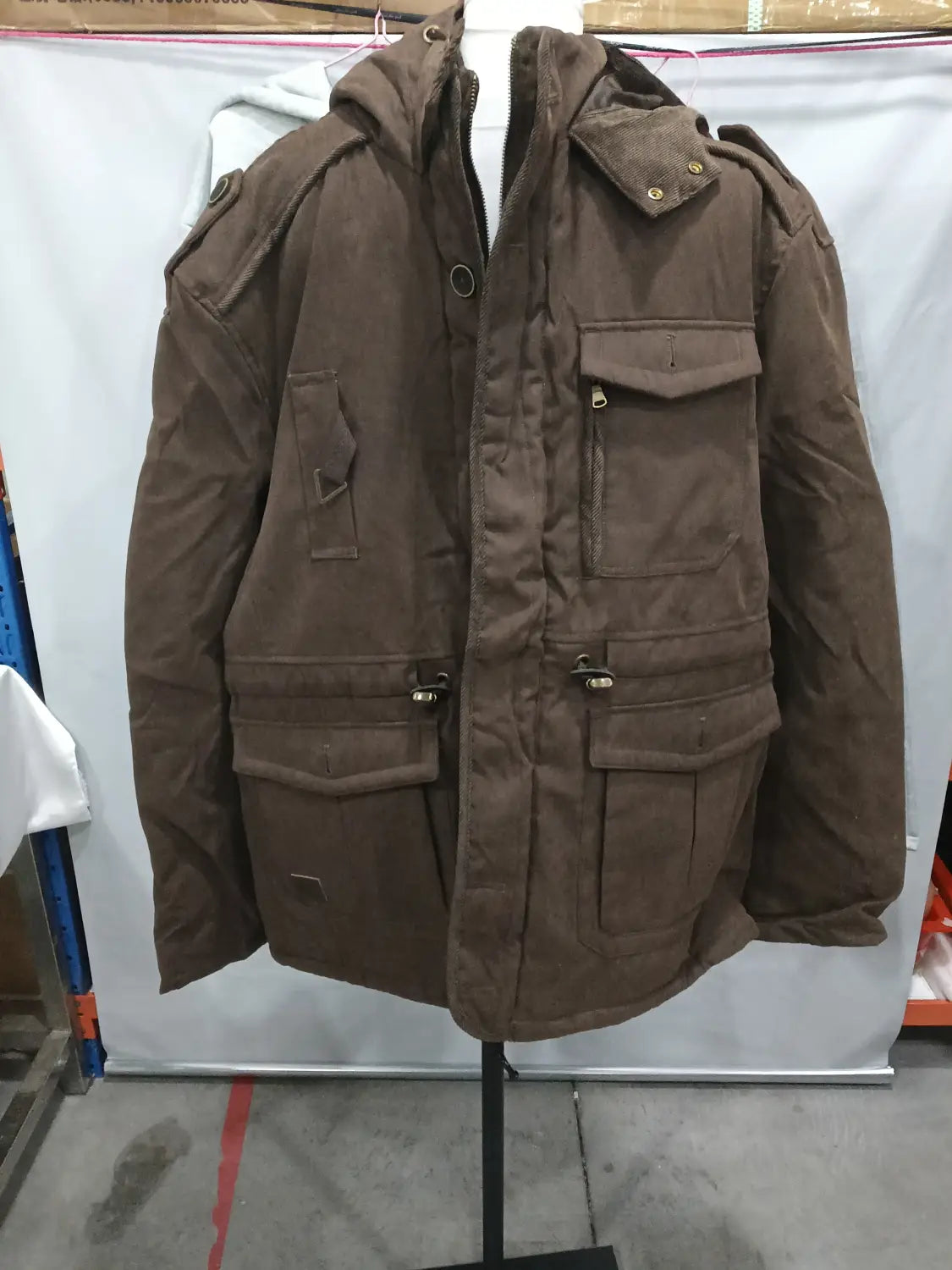 Chaqueta de invierno con capucha marrón para tallas grandes, acolchada con forro polar, con múltiples bolsillos y cierre con cremallera, diseñada para el clima frío.