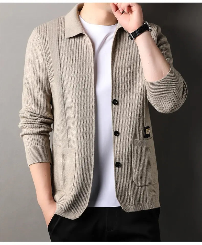 Herren-Rippstrick-Cardigan-Mantel in Beige mit schwarzen Knöpfen und kleiner Pattentasche.